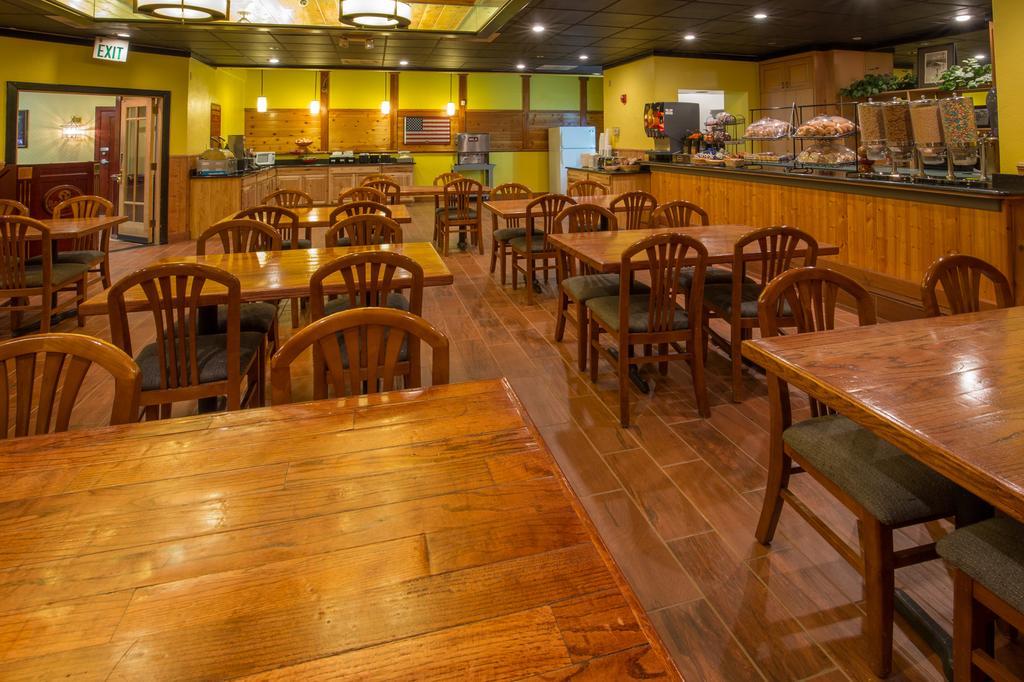 Ramada By Wyndham Medford Hotel & Conference Center エクステリア 写真