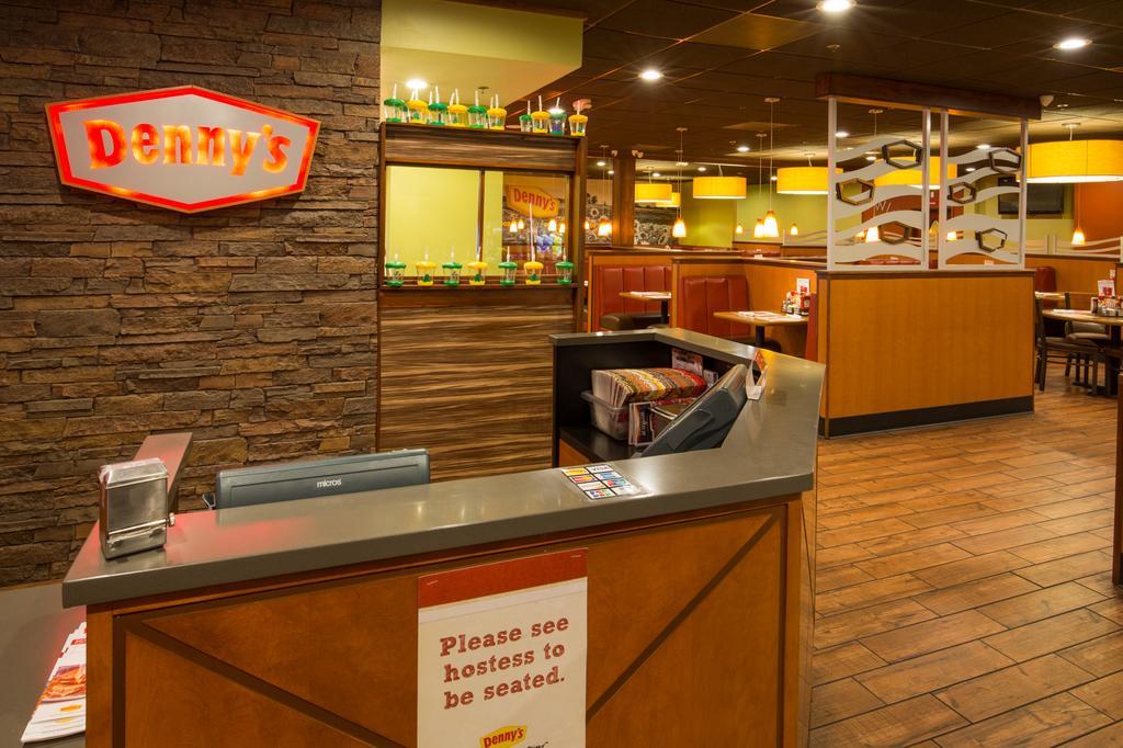 Ramada By Wyndham Medford Hotel & Conference Center エクステリア 写真