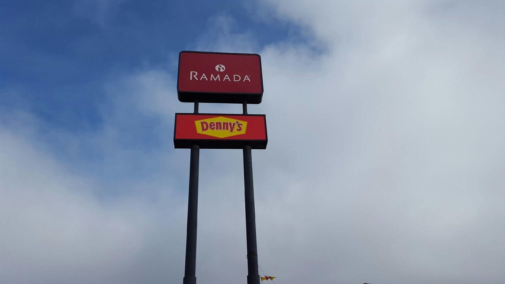 Ramada By Wyndham Medford Hotel & Conference Center エクステリア 写真
