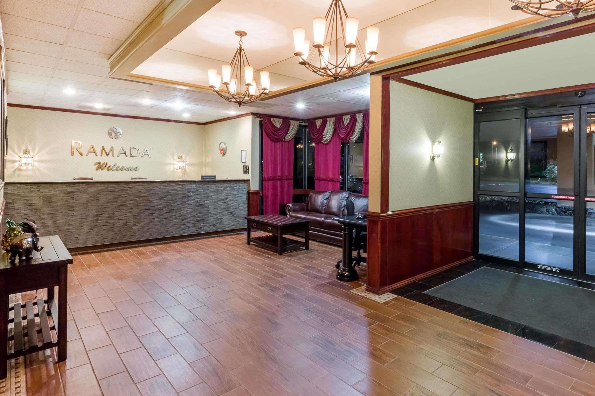 Ramada By Wyndham Medford Hotel & Conference Center エクステリア 写真