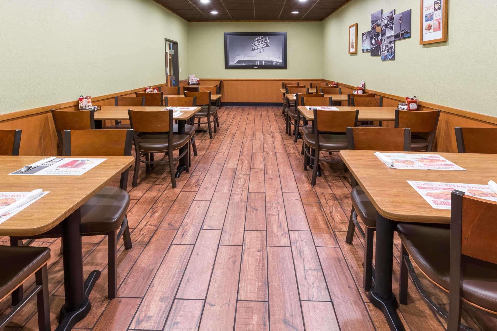 Ramada By Wyndham Medford Hotel & Conference Center エクステリア 写真