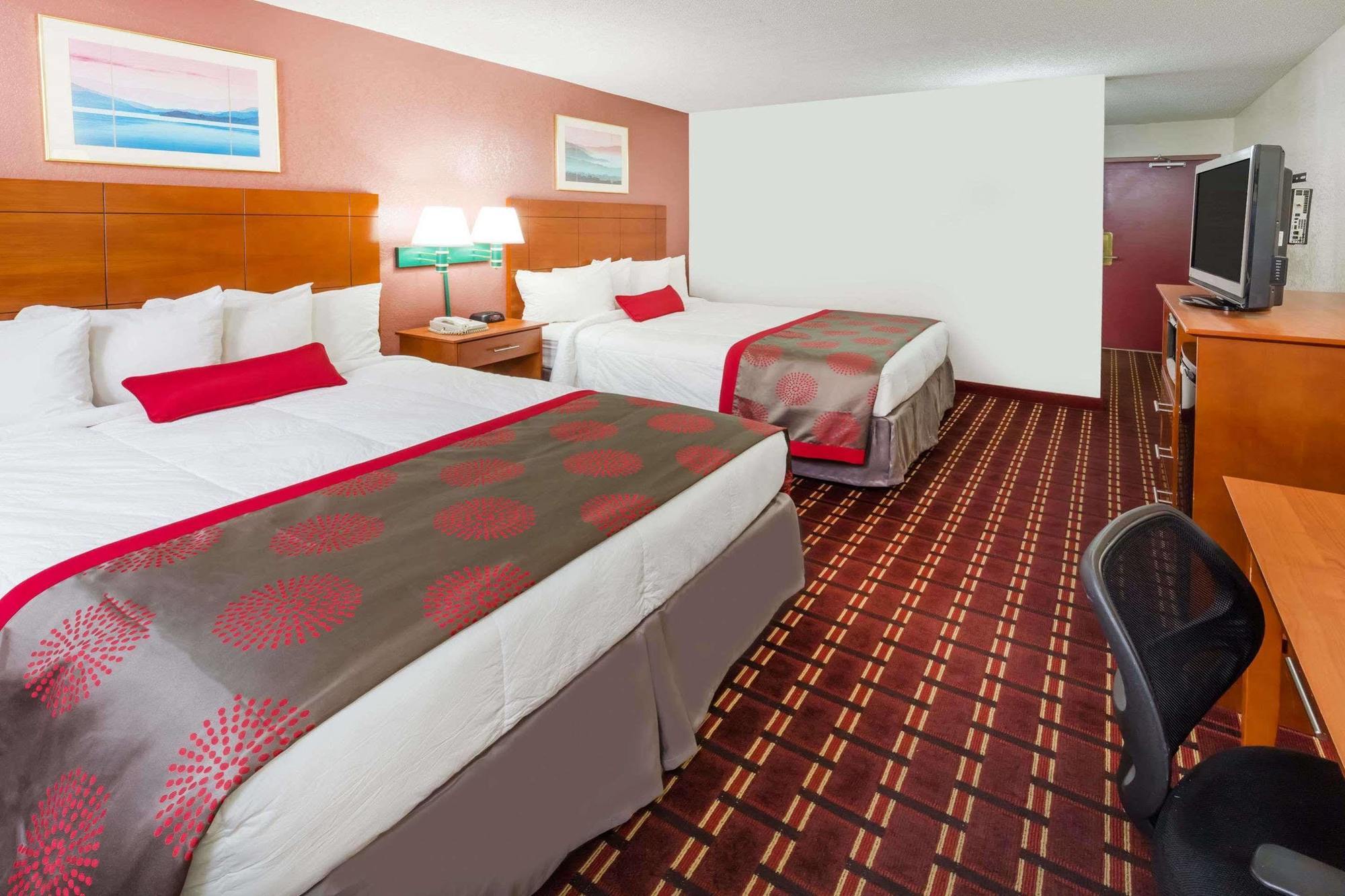 Ramada By Wyndham Medford Hotel & Conference Center エクステリア 写真