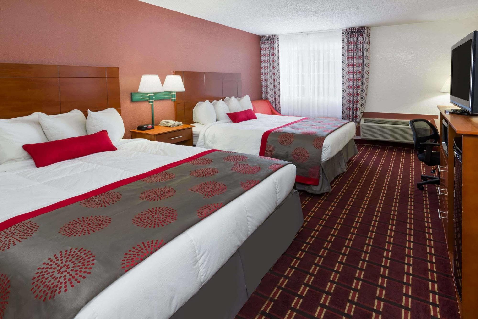 Ramada By Wyndham Medford Hotel & Conference Center エクステリア 写真