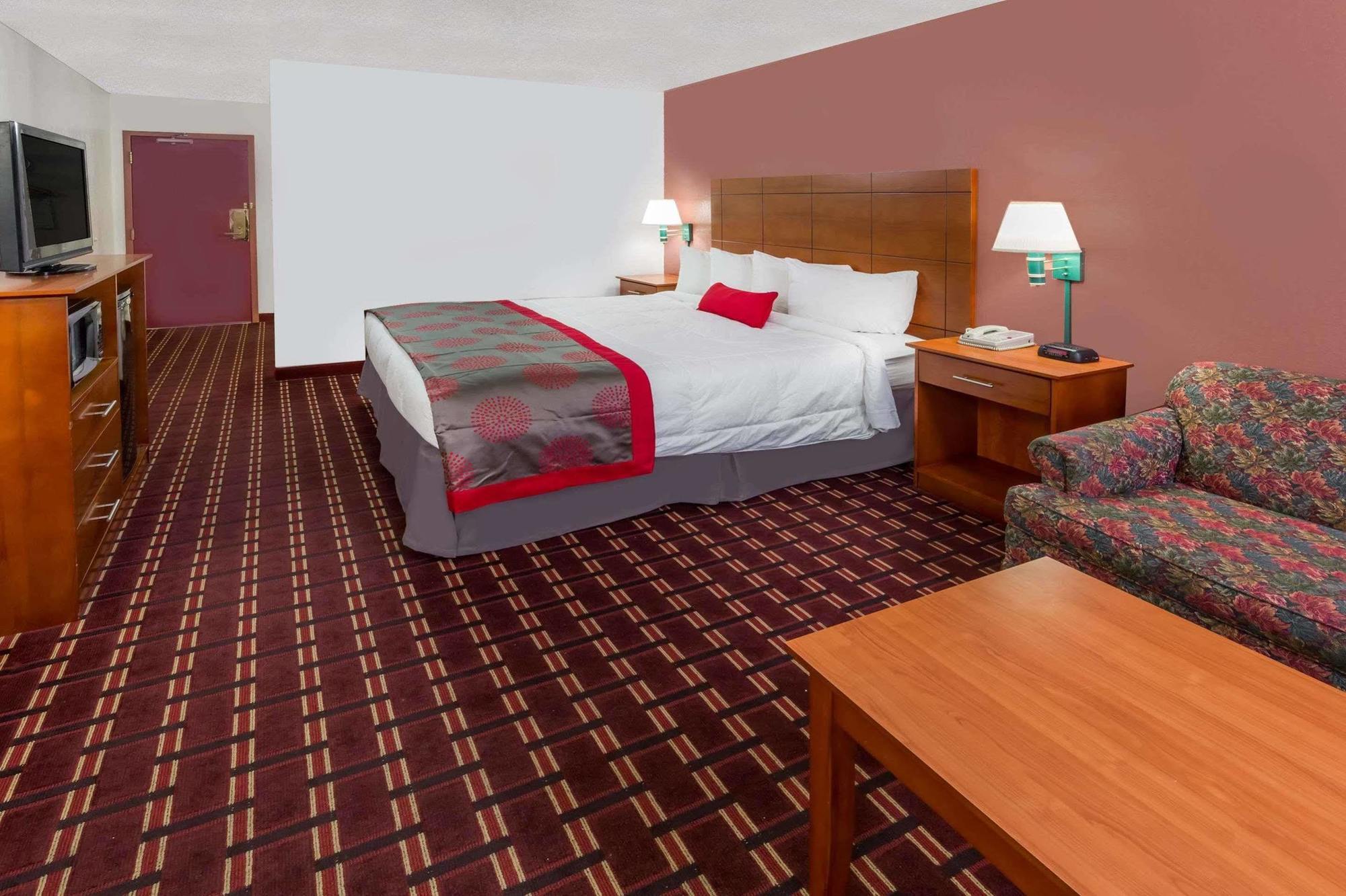 Ramada By Wyndham Medford Hotel & Conference Center エクステリア 写真