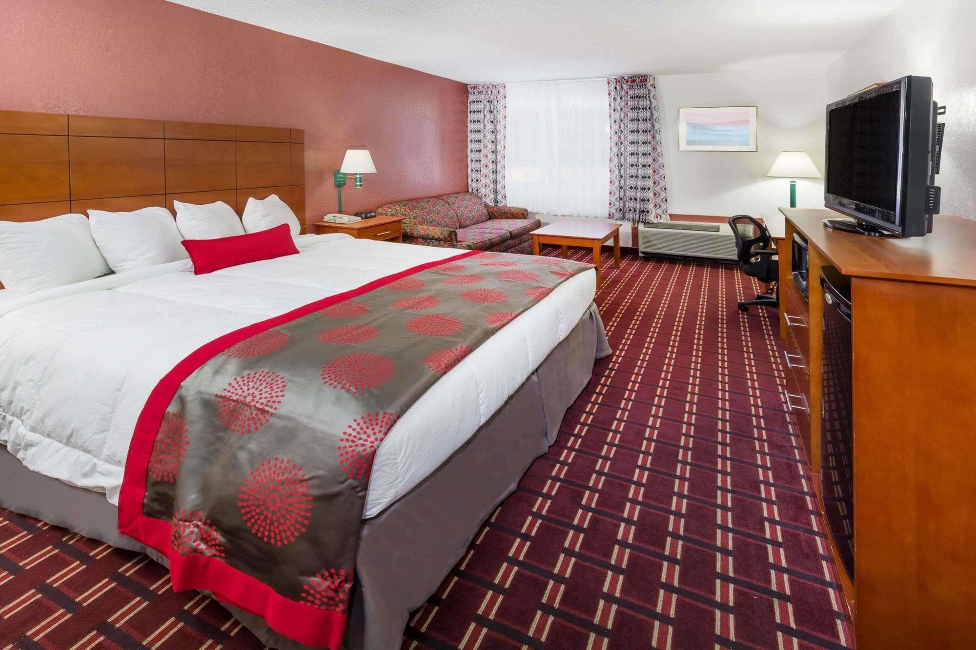 Ramada By Wyndham Medford Hotel & Conference Center エクステリア 写真