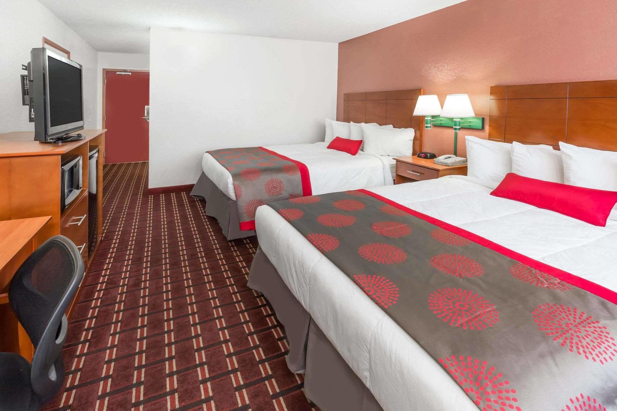 Ramada By Wyndham Medford Hotel & Conference Center エクステリア 写真