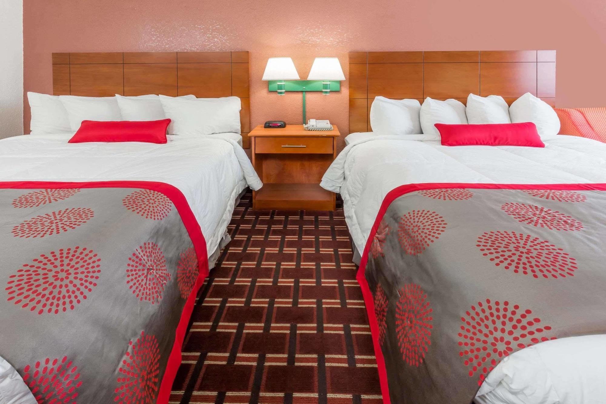 Ramada By Wyndham Medford Hotel & Conference Center エクステリア 写真