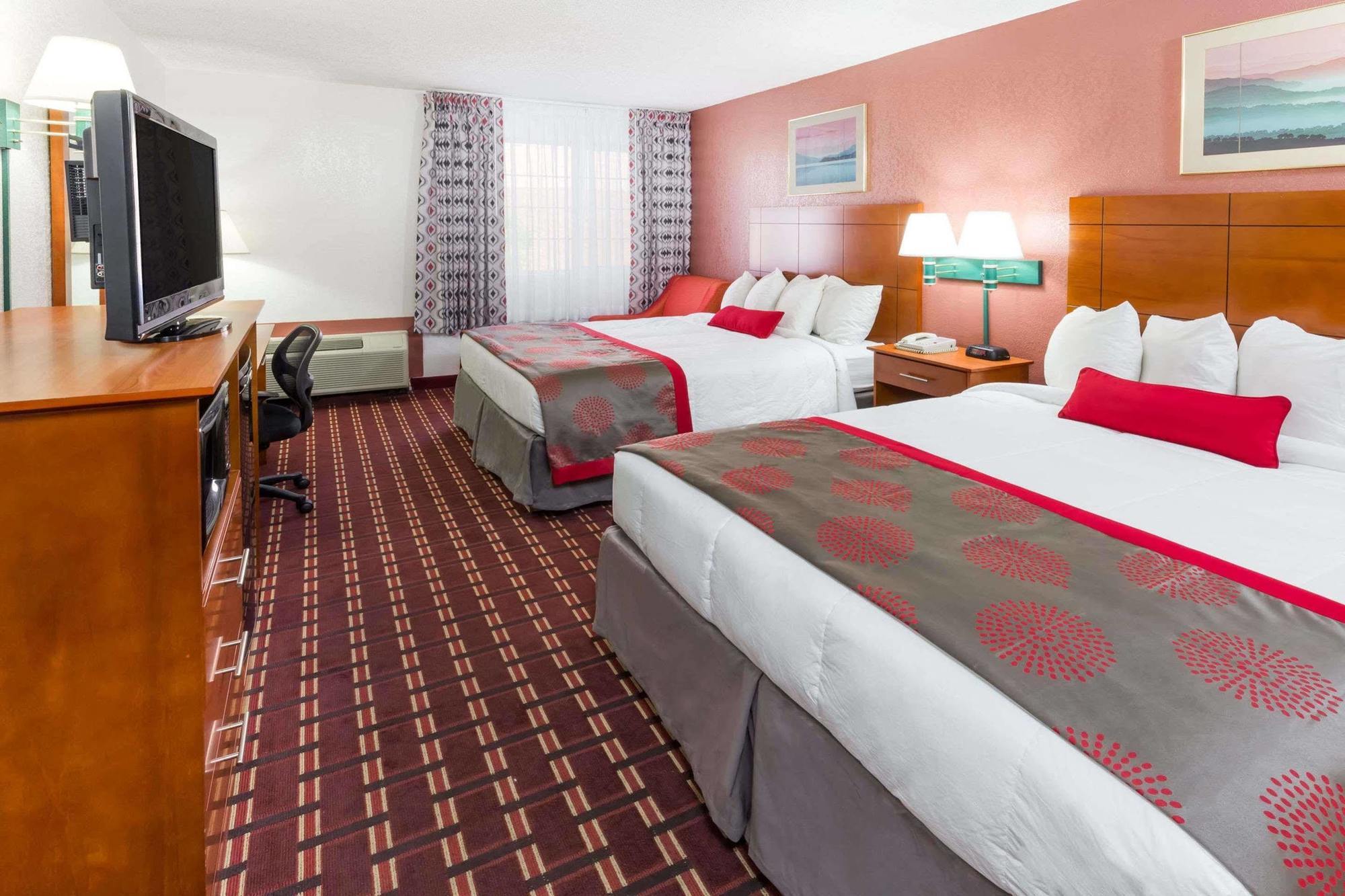Ramada By Wyndham Medford Hotel & Conference Center エクステリア 写真