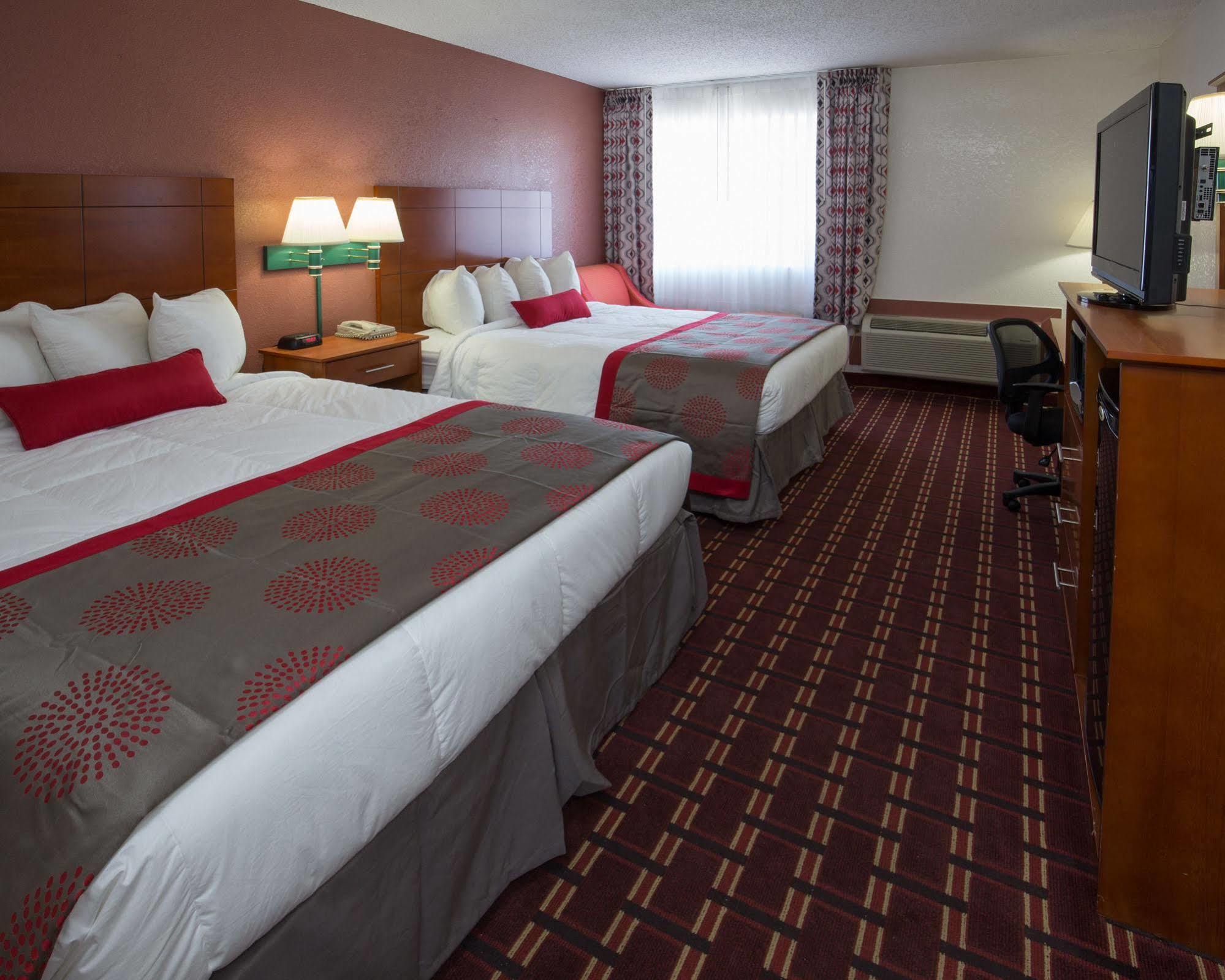 Ramada By Wyndham Medford Hotel & Conference Center エクステリア 写真