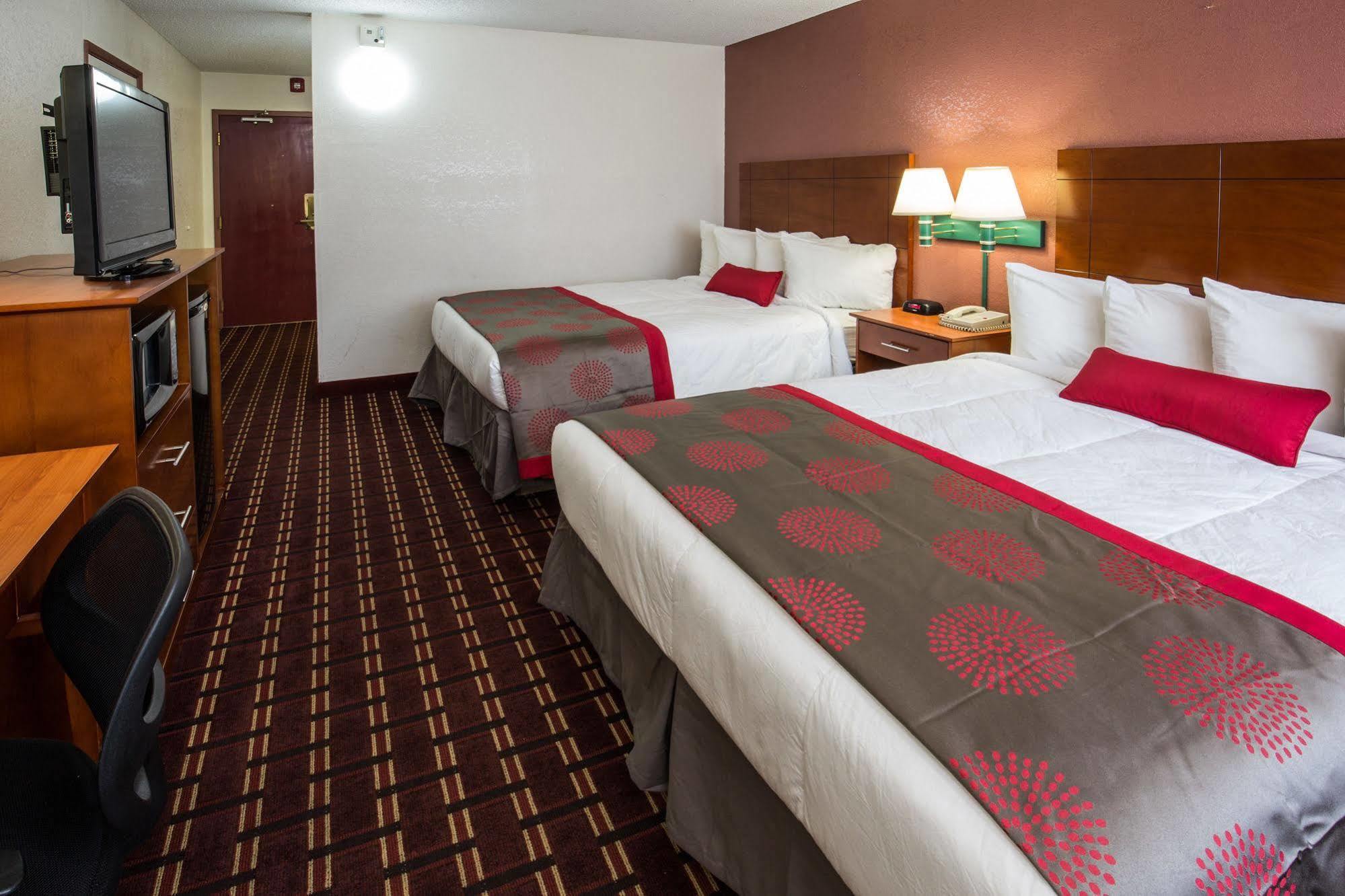 Ramada By Wyndham Medford Hotel & Conference Center エクステリア 写真