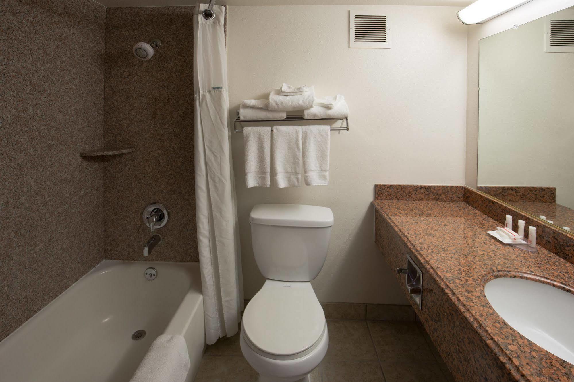 Ramada By Wyndham Medford Hotel & Conference Center エクステリア 写真