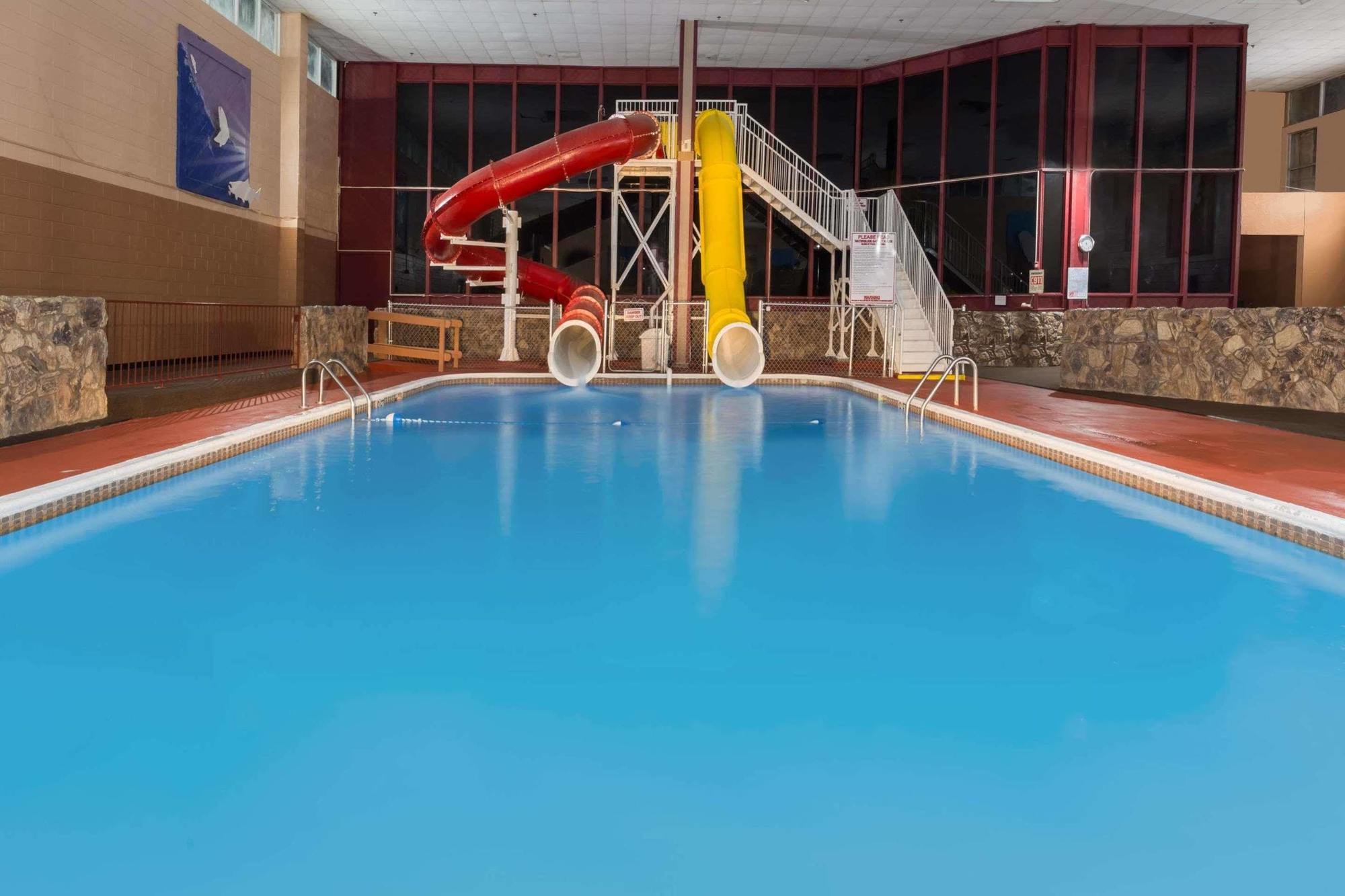 Ramada By Wyndham Medford Hotel & Conference Center エクステリア 写真