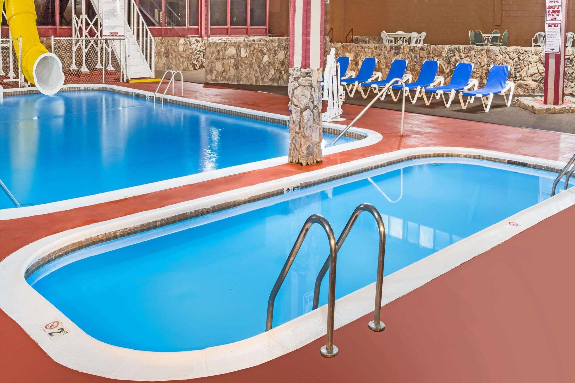 Ramada By Wyndham Medford Hotel & Conference Center エクステリア 写真