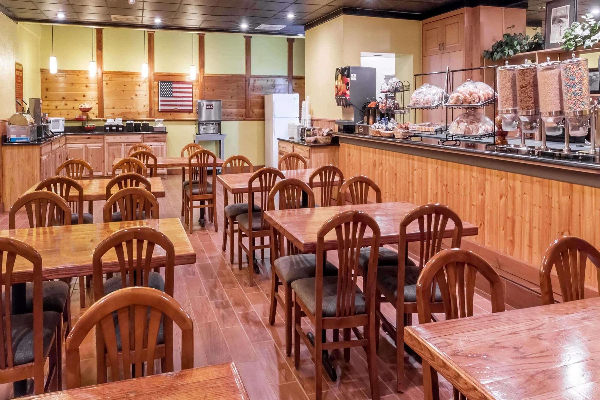 Ramada By Wyndham Medford Hotel & Conference Center エクステリア 写真