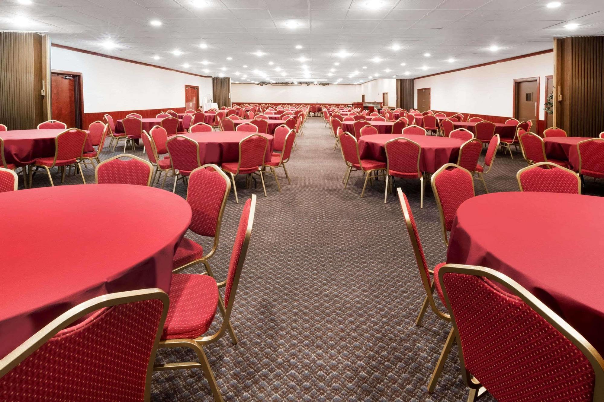 Ramada By Wyndham Medford Hotel & Conference Center エクステリア 写真