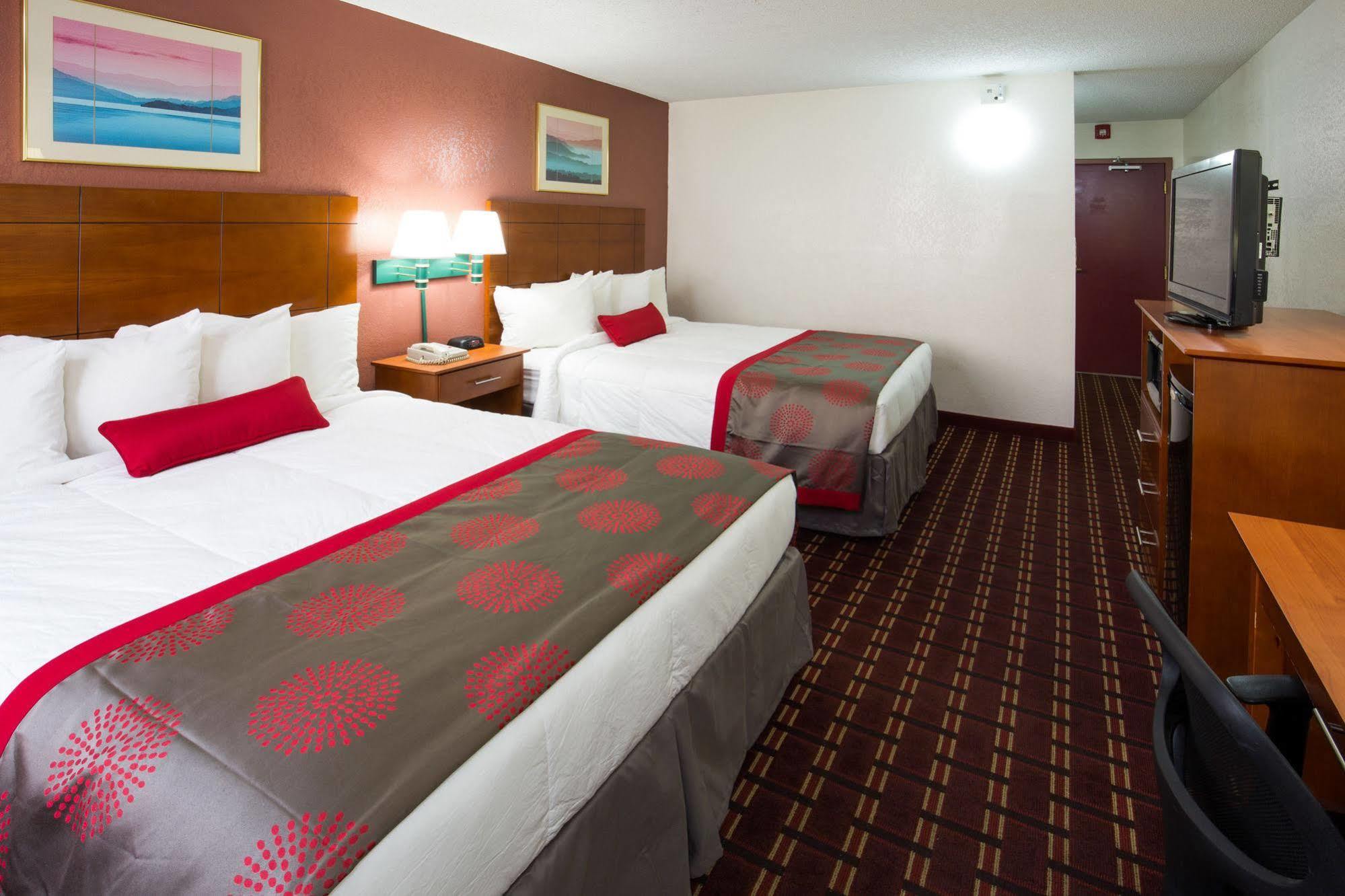 Ramada By Wyndham Medford Hotel & Conference Center エクステリア 写真