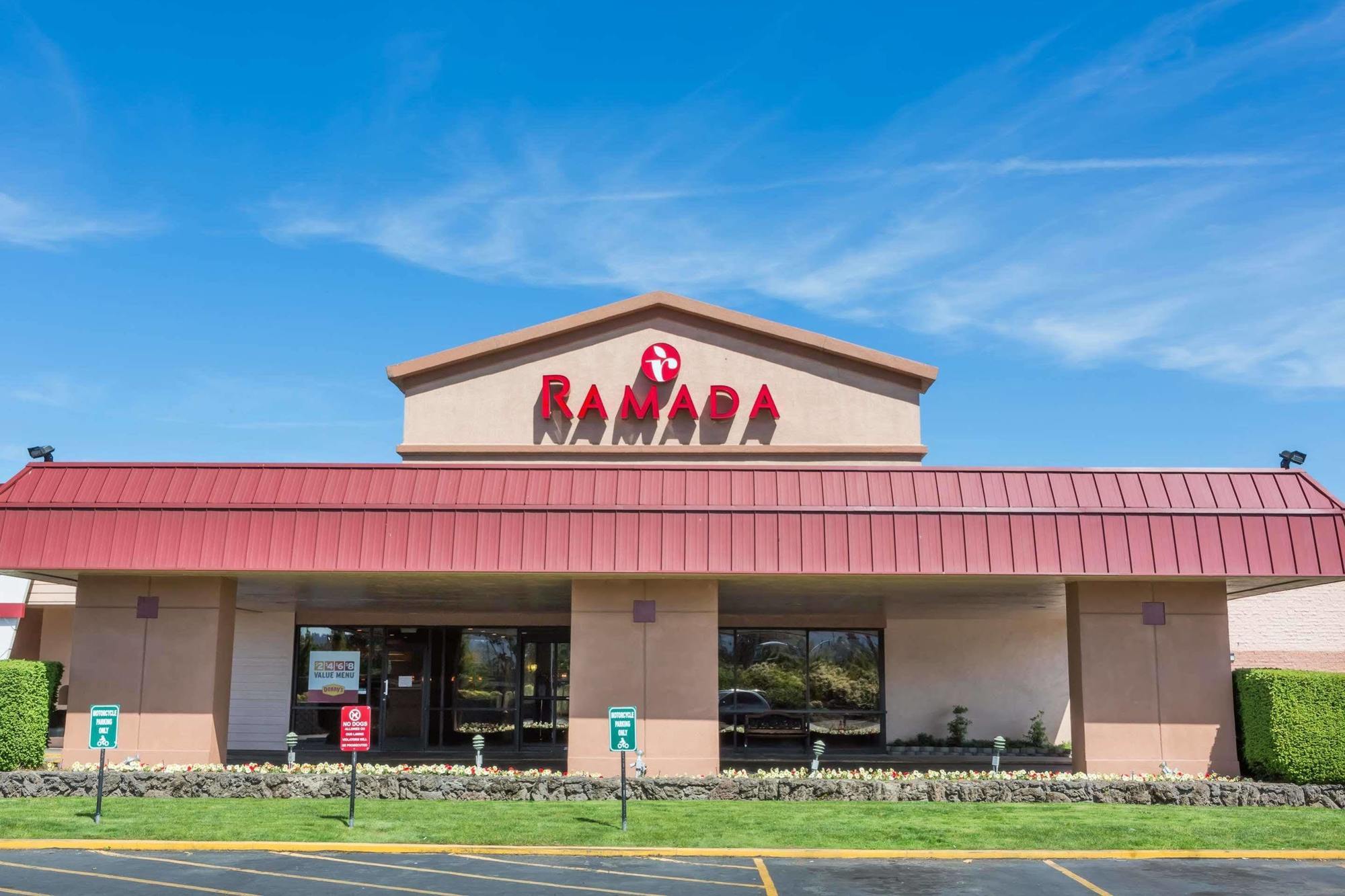 Ramada By Wyndham Medford Hotel & Conference Center エクステリア 写真