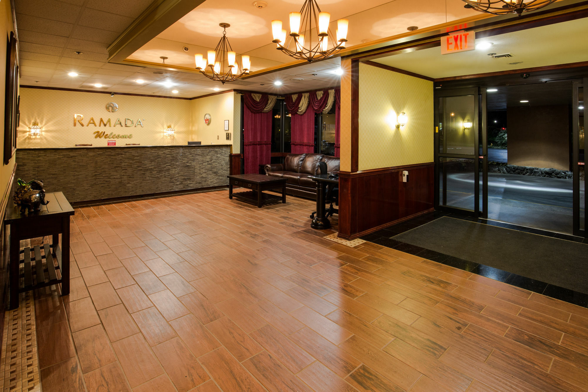 Ramada By Wyndham Medford Hotel & Conference Center エクステリア 写真